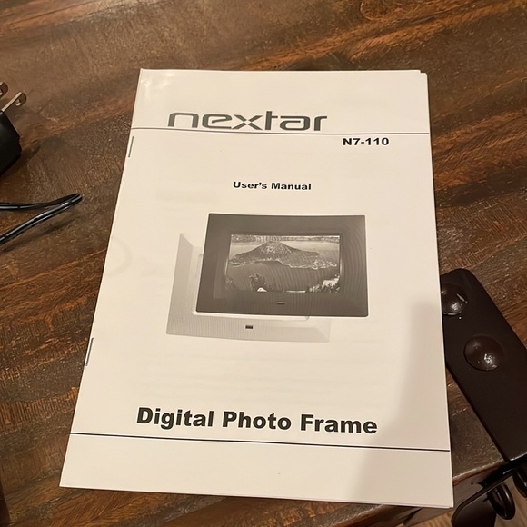 Nextar digital photo frame N7-110 with black or silver frame and instruc… - Picture 2 of 5